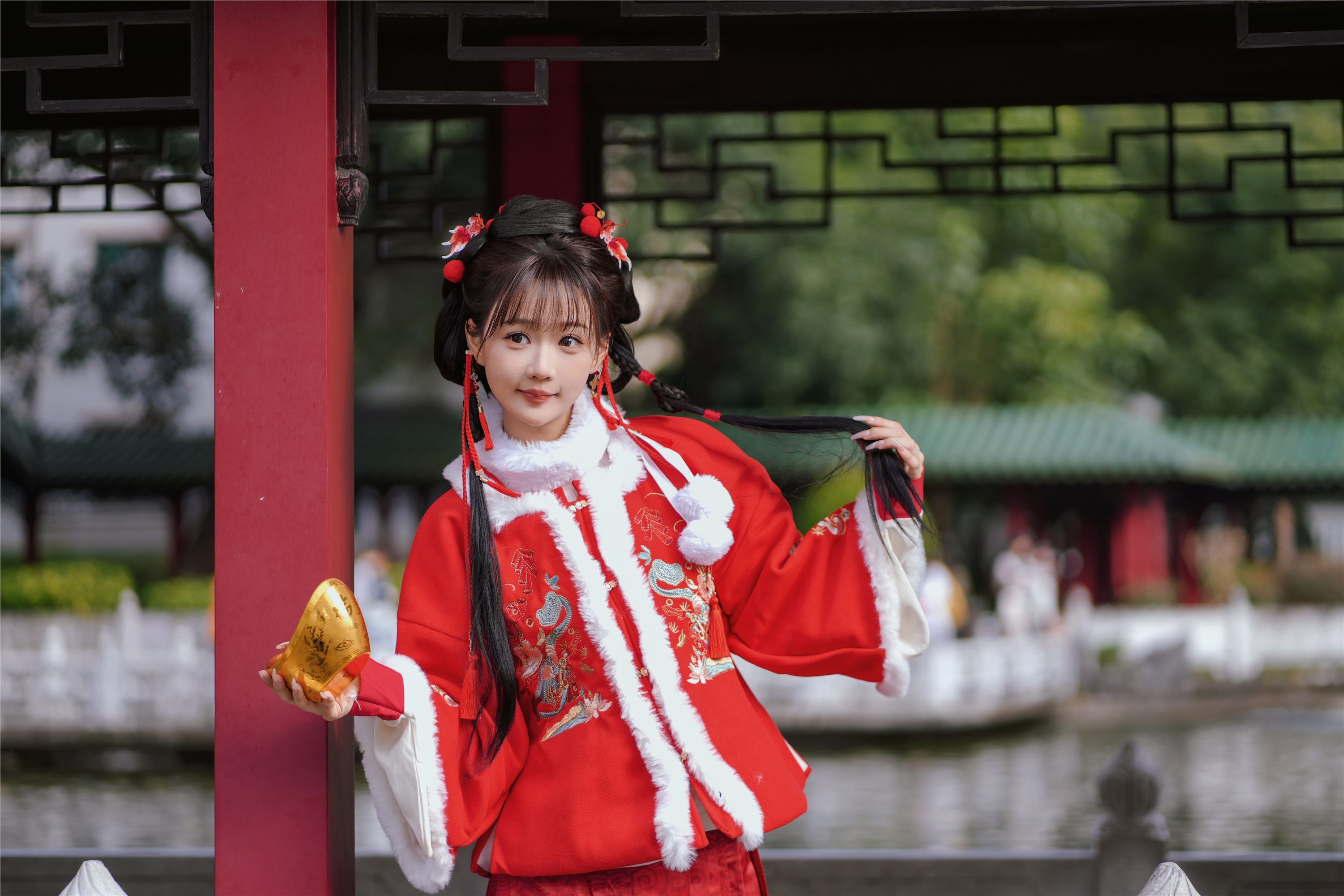 YITUYU艺图语 2025.01.31 红韵倩影 · 新年少女写真 甜心小鹿